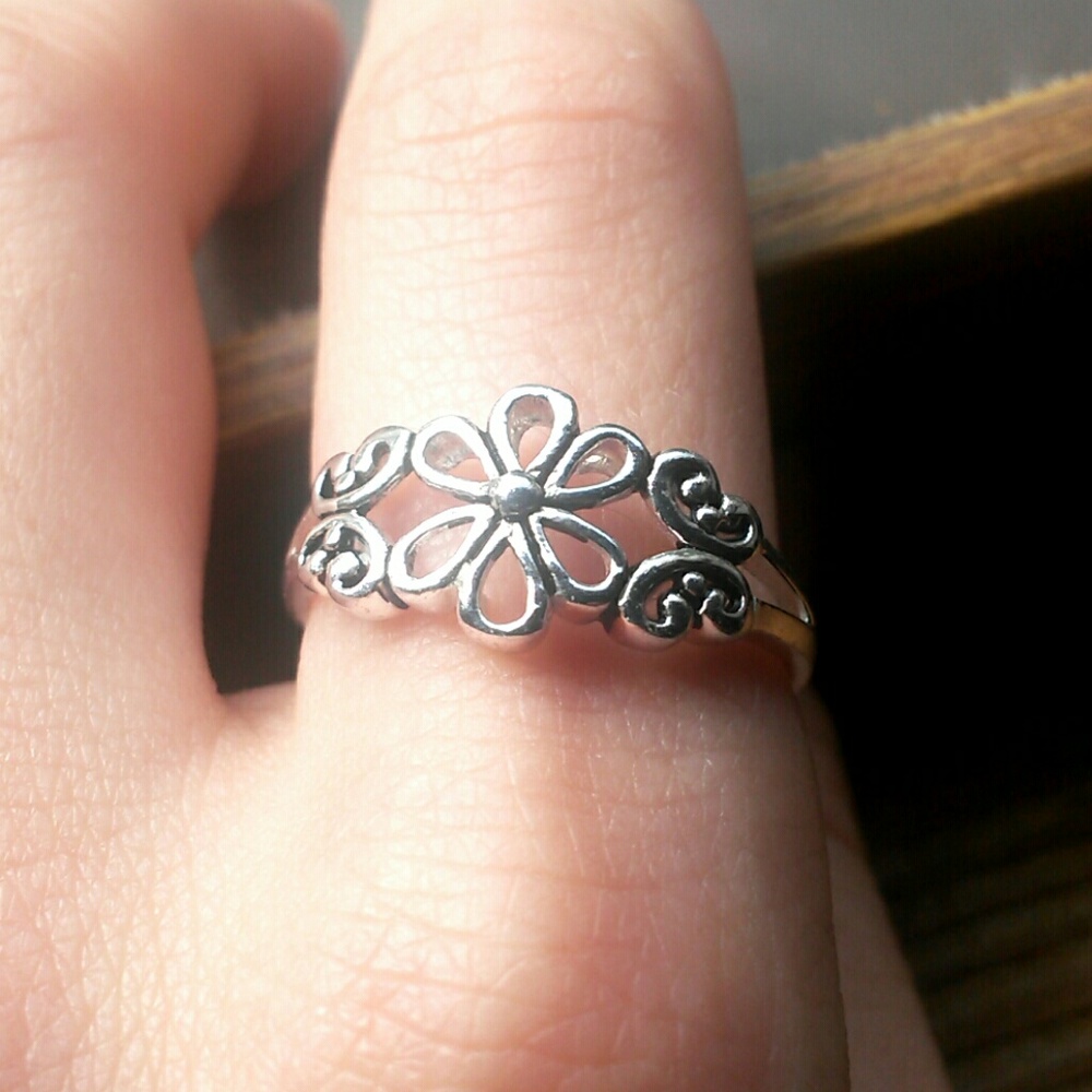 *NWOT* Silver Flower ring